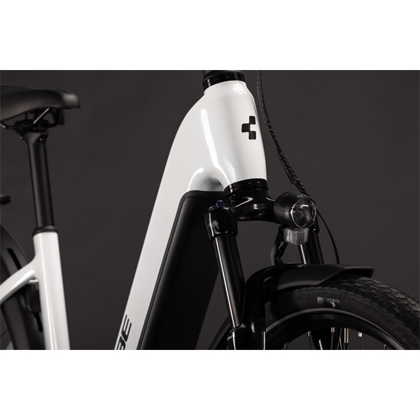 elektricno-kolo-cube-touring-hybrid-one-600-easy-entry-metallicwhitenchrome